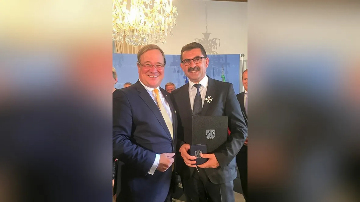 Turgay mit Armin Laschet bei der Verleihung des Bundesverdienstordens